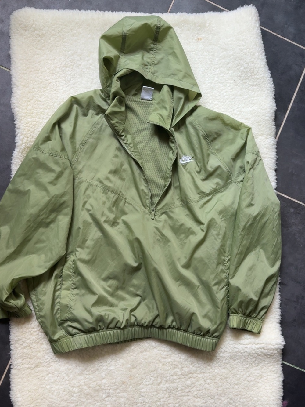 Nike men’s pale green packable windbreaker jacket